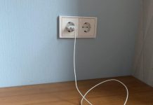 Lassen Sie das Ladegerät niemals ohne Ihr Telefon in einer Steckdose eingesteckt.