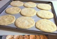 Ich nehme nur 3 Zutaten dafür, Brotersatz mit 450 g Mehl!