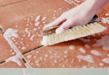 Ja, Natron reinigt und glänzt Fliesen: So wird es verwendet