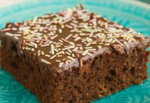Fluffige Tassen-Lebkuchen ist würzig in wenigen Minuten ein kleiner Weihnachtszauber im Becher