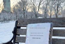 Ein armer, alleinerziehender Vater von drei Kindern hinterließ Decken und Essen auf einer Bank für Obdachlose