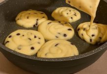 Wenn Sie 1 Ei, Joghurt und Mehl zu Hause haben, brauchen Sie keinen Backofen. In 5 Minuten können Sie dieses köstliche und weiche Gericht zubereiten.