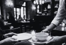 Was die Psychologie darüber verrät, wenn jemand dem Kellner beim Abräumen des Tisches hilft.