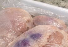 Ich habe eine aufgetaute Hähnchenbrust mit violetten Flecken unter der Haut entdeckt. Kann sie noch weiterverarbeitet oder entsorgt werden