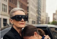 Nach einem Streit ließ mich mein Mann am Busbahnhof zurück, nur der Regen war mir Gesellschaft. In der Nähe flüsterte eine ältere blinde Frau: „Tu so, als wärst du meine Enkelin — mein Fahrer wird bald kommen. Dein Mann wird bereuen, dass er dich neben der reichsten Frau der Stadt zurückgelassen hat…“