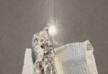 „Ich habe etwas Seltsames in der Mehltüte gefunden: Ich beschloss, die Folie zu öffnen, um zu sehen, was darin ist… und als ich herausfand, was es war, war ich völlig schockiert.“