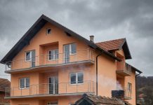 „Sein Sohn schickte ihm aus Deutschland Tausende Euro, damit sie im Dorf eine Villa bauen. Der alte Mann starb in einer kleinen Sommerküche – voller Sehnsucht nach seinem Sohn, nicht nach einer Fassade.“