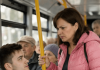 „Im Bus machte eine Frau mit zwei Kindern einen Skandal und verlangte, dass ein junger Mann ihr seinen Sitzplatz überlässt – doch plötzlich tat der junge Mann etwas, das alle Fahrgäste sprachlos machte.“