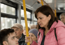 „Im Bus machte eine Frau mit zwei Kindern einen Skandal und verlangte, dass ein junger Mann ihr seinen Sitzplatz überlässt – doch plötzlich tat der junge Mann etwas, das alle Fahrgäste sprachlos machte.“