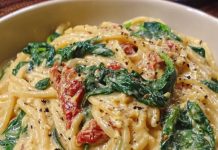 Spaghetti mit Spinat und cremiger Sauce aus getrockneten Tomaten