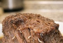 Ich holte meinen Rinderbraten aus dem Slow Cooker und sah diese seltsamen weißen, strähnigen Dinger aus dem Fleisch ragen