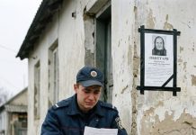 “Eine alte Frau fütterte jeden Tag Tauben auf dem Platz, und ein Ordnungspolizist stellte ihr ständig Strafzettel aus: Als sie starb, fand der Polizist in ihrem Briefkasten einen Umschlag mit seinem Namen.”