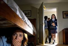 „Die Nachbarin behauptete hartnäckig, sie sehe meine Tochter während des Unterrichts zu Hause … also tat ich so, als würde ich zur Arbeit gehen, und versteckte mich unter dem Bett.“