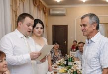 „Als ein armer Vater seiner Tochter zur Hochzeit einen einfachen Umschlag schenkte, begannen die reichen Verwandten des Bräutigams über das ‚großzügige‘ Geschenk zu lachen.“