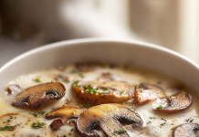 Proteinreiche Champignon-Suppe mit Hüttenkäse