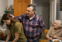 „Ohne Vorwarnung ging ich zu meiner Tochter und sah, wie ihr Ehemann und ihre Schwiegermutter sie misshandelten, während sie zitternd vor Angst dastand: Ich tätigte nur einen einzigen Anruf – und wenige Minuten später betrat die Person das Haus, vor der sie sich am meisten fürchteten 😯😱“