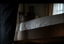 „In unserer ersten Hochzeitsnacht beschloss ich, mir einen kleinen Scherz mit meinem Mann zu erlauben, und versteckte mich unter dem Bett, um ihn zu überraschen. Doch als sich die Tür öffnete, betrat nicht mein Mann das Zimmer – es war ein Fremder 😱“