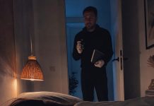 „Mein Mann gab mir jeden Abend eine Tablette, „damit ich besser schlafen kann“. Eines Nachts tat ich nur so, als hätte ich sie genommen, und blieb regungslos liegen, während ich alles still beobachtete. Um 2:47 Uhr betrat er das Zimmer – mit Handschuhen, einer Kamera und einem schwarzen Notizbuch – und flüsterte etwas, das ich niemals hätte hören dürfen.“
