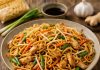 Chinesisch Gebratene Nudeln mit Hähnchen und Gemüse