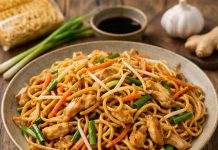 Chinesisch Gebratene Nudeln mit Hähnchen und Gemüse