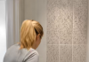 Während mein Mann nicht zu Hause war, sagte mein Schwiegervater zu mir, ich solle einen Hammer nehmen und die Fliese hinter der Toilette einschlagen: Hinter der Fliese entdeckte ich ein Loch – und darin war etwas Schreckliches versteckt 😱😱