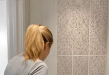 Während mein Mann nicht zu Hause war, sagte mein Schwiegervater zu mir, ich solle einen Hammer nehmen und die Fliese hinter der Toilette einschlagen: Hinter der Fliese entdeckte ich ein Loch – und darin war etwas Schreckliches versteckt 😱😱