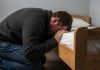 Der Vater schlug seinen Sohn, weil der Inhalt aus seinem Geldbeutel verschwunden war: Am Morgen fand er ihn neben seinem Bett – zusammen mit einer Nachricht, die ihn für den Rest seines Lebens brach.