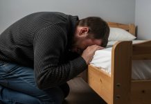 Der Vater schlug seinen Sohn, weil der Inhalt aus seinem Geldbeutel verschwunden war: Am Morgen fand er ihn neben seinem Bett – zusammen mit einer Nachricht, die ihn für den Rest seines Lebens brach.