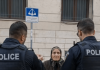 „Die Polizei empfand Mitleid mit einer armen alten Frau, die illegal Waren auf der Straße verkaufte — doch als sich einer der Beamten bückte, um das Gemüse genauer anzusehen, wurde die Frau sofort verhaftet 😱😨“