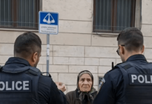 „Die Polizei empfand Mitleid mit einer armen alten Frau, die illegal Waren auf der Straße verkaufte — doch als sich einer der Beamten bückte, um das Gemüse genauer anzusehen, wurde die Frau sofort verhaftet 😱😨“