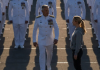 Der Kommandant hielt die Parade an, als er in der Eliteformation ein Mädchen in gewöhnlicher Kleidung bemerkte, und erklärte kalt, dass sie hier nichts zu suchen habe; doch nur wenige Sekunden später bereute er seine Worte, als er erkannte, wer dieses Mädchen wirklich war 😲