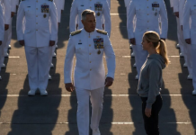 Der Kommandant hielt die Parade an, als er in der Eliteformation ein Mädchen in gewöhnlicher Kleidung bemerkte, und erklärte kalt, dass sie hier nichts zu suchen habe; doch nur wenige Sekunden später bereute er seine Worte, als er erkannte, wer dieses Mädchen wirklich war 😲