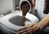 Das Einfüllen von Kaffeesatz in die Toilette löst eines der größten Probleme in Toiletten