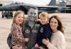 Nachdem mein Mann gestorben war, begannen Geschenke vor meiner Haustür aufzutauchen – ich hatte keine Ahnung, wer sie dort hinterließ, bis meine Kinder weinend sagten: „DAS IST PAPA! Er kommt nachts!“