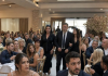 Meine Eltern erschienen zu meiner Hochzeit in Trauerkleidung – nur um mich zu demütigen … doch sie hatten keine Ahnung, dass mein Mann vor 180 Gästen ihren Sturz bereits vorbereitet hatte.
