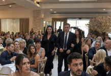 Meine Eltern erschienen zu meiner Hochzeit in Trauerkleidung – nur um mich zu demütigen … doch sie hatten keine Ahnung, dass mein Mann vor 180 Gästen ihren Sturz bereits vorbereitet hatte.