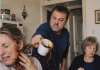 Mein Mann schleuderte mir beim Frühstück kochend heißen Kaffee ins Gesicht, weil ich seiner Schwester meine Kreditkarte nicht geben wollte. Ich konnte nur noch den Kopf wegdrehen, aber …