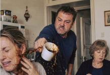 Mein Mann schleuderte mir beim Frühstück kochend heißen Kaffee ins Gesicht, weil ich seiner Schwester meine Kreditkarte nicht geben wollte. Ich konnte nur noch den Kopf wegdrehen, aber …