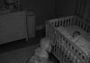 Frischgebackene Eltern bemerkten, dass ihr Hund jede Nacht regungslos neben dem Babybett saß – also beschlossen sie, eine Kamera zu installieren 😱😱
