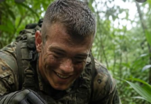 Der Soldat fütterte fast jeden Tag aus Spaß kleine Schlangen und war überzeugt, dass das alles ein harmloses Spiel sei. Doch eines Morgens erwartete ihn am Eingang seines Zeltes ein Schrecken – etwas, worauf er völlig unvorbereitet war 😢😱