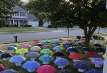 MEIN SOHN GAB EINER SCHWANGEREN FREMDEN FRAU IM REGEN SEINEN REGENSCHIRM – AM NÄCHSTEN MORGEN TAUCHTEN 47 REGENSCHIRME IN UNSEREM GARTEN AUF, JEDER MIT EINER NUMMERIERTEN BOX DARUNTER