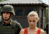 Eine junge Frau in Zivilkleidung wurde vor dem Kontrollpunkt eines Militärstützpunkts gedemütigt und gezwungen, in Handschellen zu stehen, während Soldaten sich über sie lustig machten … bis plötzlich ein bleicher Oberst aus dem Gebäude stürmte 😱
