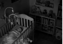 Neue Eltern bemerkten, dass ihr Hund in den letzten Tagen jede Nacht ausschließlich im Kinderzimmer schlief. Um sicherzugehen, dass ihr treuer Begleiter ihrem Baby nicht schadete, beschlossen sie, eine versteckte Kamera zu installieren. Doch als sie sich am nächsten Morgen die Aufnahmen ansahen, waren sie zutiefst schockiert über das, was sie entdeckten … 😨😨
