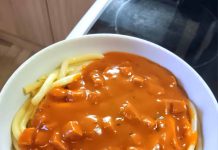 Makkaroni mit Tomatensoße und Jagdwurst