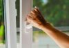 Sobald die Temperaturen steigen, beginnt in vielen Haushalten jedes Jahr dieselbe Diskussion: Soll man die Fenster tagsüber geöffnet lassen oder lieber geschlossen halten?