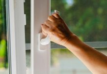 Sobald die Temperaturen steigen, beginnt in vielen Haushalten jedes Jahr dieselbe Diskussion: Soll man die Fenster tagsüber geöffnet lassen oder lieber geschlossen halten?