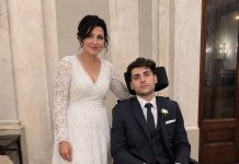 Ich heiratete einen gelähmten 25-jährigen Millionär… Doch in unserer Hochzeitsnacht schloss er die Tür des Schlafzimmers ab, sah mich mit Tränen in den Augen an und flüsterte: „Jetzt gibt es kein Zurück mehr. Es ist Zeit, dass du den wahren Grund erfährst, warum ich dich geheiratet habe.“
