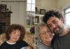 Ich wurde mit 56 Jahren Mutter eines Babys, das vor meiner Haustür ausgesetzt wurde – doch 23 Jahre später enthüllte eine fremde Frau ein Geheimnis, das alles zerstören konnte, was ich liebte