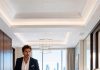 Der Hotelbesitzer kehrte im Morgengrauen zurück und fand zwei Zwillinge schlafend in seinem Bett