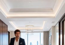 Der Hotelbesitzer kehrte im Morgengrauen zurück und fand zwei Zwillinge schlafend in seinem Bett